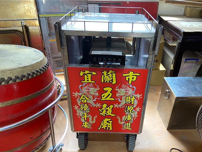 宜蘭縣政府環保局說環保低碳寺廟認證指標，除紙錢減量及集中燒、推廣香枝減量、鞭炮噪音減量等，亦推廣一爐一香、改用環保禮炮機、照明及光明燈改用LED等，因應各自特性推動對應措施。（宜蘭縣政府環保局提供／吳佩蓉宜蘭傳真）