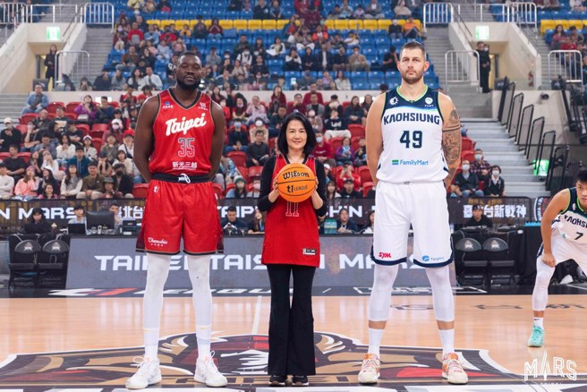 台新金控董事長夫人彭雪芬(中)。(台北戰神提供)