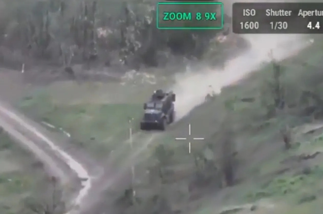 這輛MaxxPro裝甲車經歷3波爆炸，依然運作正常，帶著士兵撤退。(圖/X)