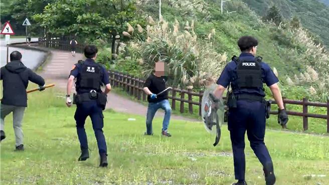 基隆市中山區外木山湖海路3日下午有男子持刀在停車場揮舞，警方以優勢警力將其壓制並強制送醫。（翻攝畫面／張志康基隆傳真）