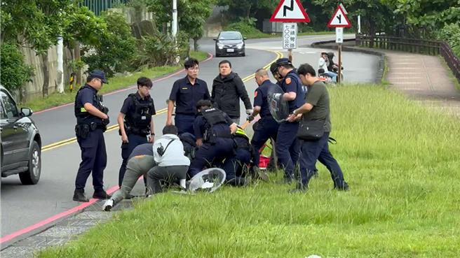 基隆市中山區外木山湖海路3日下午有男子持刀在停車場揮舞，警方以優勢警力將其壓制並強制送醫。（翻攝畫面／張志康基隆傳真）
