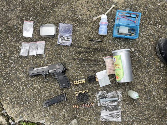 警方在其驾驶的小客车内，搜出一把改造枪、16发子弹及安非他命等毒品。（图／警方提供）