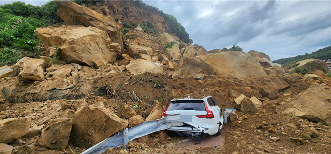 因應北寧路平浪橋頭發生大規模土石坍塌，造成濱海公路道路中斷，基隆市政府公布車輛改道路線，提醒民眾提前改道。（翻攝照片／張志康基隆傳真）
