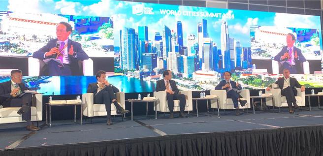 高雄副市长林钦荣（右二）3日应大会之邀，出席发表主题为「以人为本－港口城市未来」的分组论坛发表，论述高雄近年致力于发展智慧城市领域发展成果。 图／高市府提供