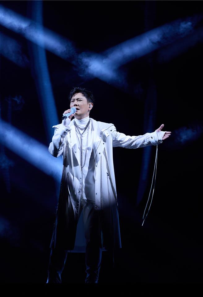 张信哲在山东烟台举办演唱会，之后也将在北京鸟巢开唱。（潮水音乐提供）