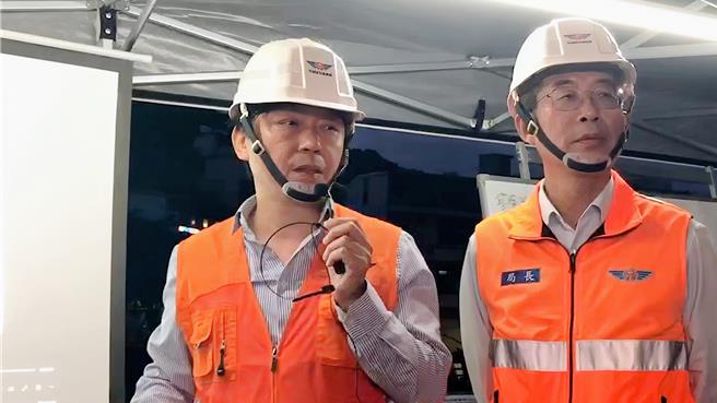 交通部公路局3日晚間在北寧路山崩現場舉行記者會，公路局長陳文瑞（圖右）與北區養護工程分局長陳俊堯（圖左）說明搶通道路現場工程的進度。（翻攝照片／張志康基隆傳真）