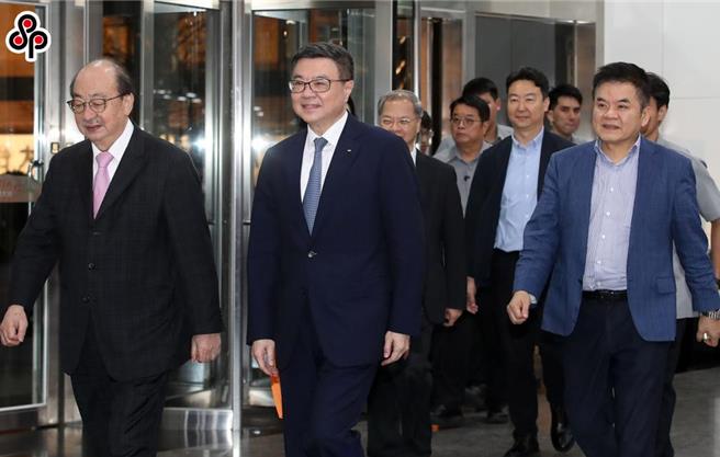 行政院長卓榮泰（前中）3日在台大國際會議中心宴請民進黨立委們，卓榮泰抵達時，民進黨立法院黨團總召柯建銘（前左）及書記長莊瑞雄（前右）陪同卓榮泰一起步入會場。（劉宗龍攝）