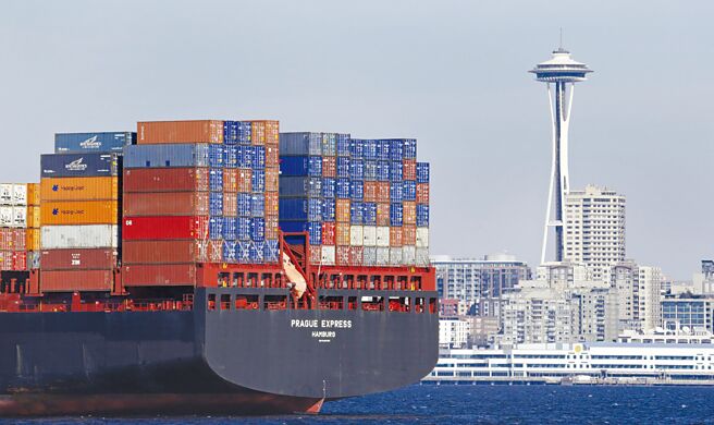欧美市场需求回升，亚洲物流链动起来，但因缺船、缺柜连锁反应，多个东南亚港口塞港恶化，欧美亚运价连袂涨。图／美联社