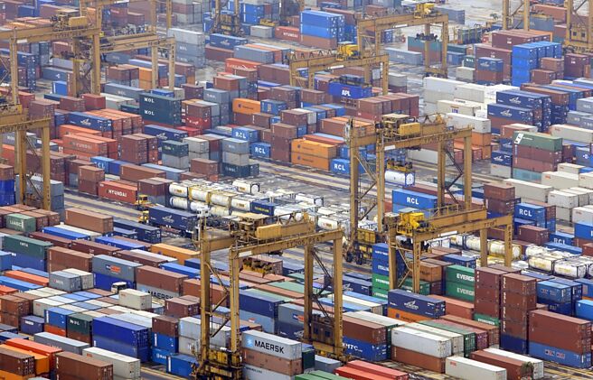 新加坡港因恶劣天气，卡住45万个20呎标准货柜（TEU）等待处理，货船停泊时间延长至7天。图／美联社