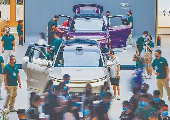 大陆新能源汽车的火爆买气席卷全球市场。图／新华社