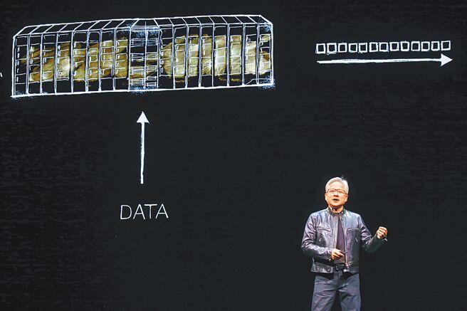 辉达执行长黄仁勋2日晚间在台大体育馆发表专题演讲，主题是「开启产业革命的全新时代」。（邓博仁摄）