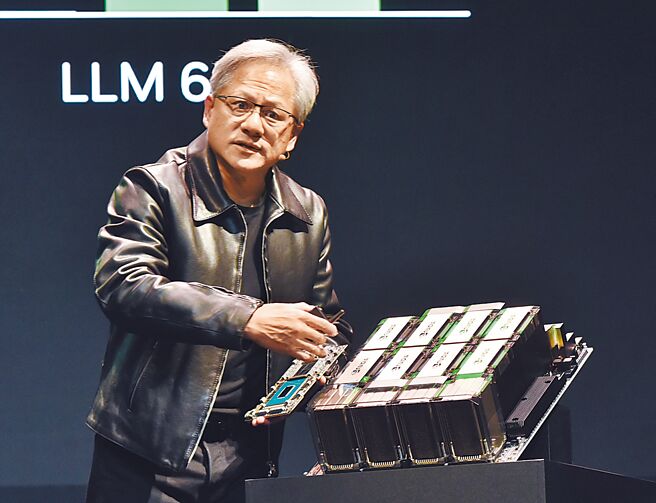 有别于黄仁勋的高调、亲民，半导体女王苏姿丰1日晚间低调抵台。图为黄仁勋进行专题演讲。（本报资料照片）