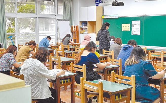 基隆市2日举办教师甄选初选笔试，受多县市甄选日期撞期影响，到考率仅有65％。（基隆市政府提供／张志康基隆传真）