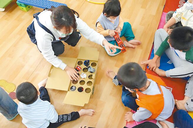 台北市迟缓儿通报个案数从2011年2779人增至去年3427人，台北市议员曾献莹认为，许多发展迟缓儿源于3C科技的过度使用，市府应订定指导方针供家长参考。（伊甸基金会提供／刘玮晴台北传真）