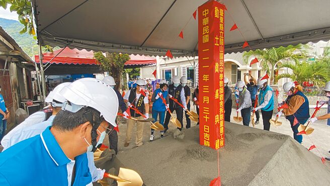 台东县为了留住老师，特别在偏远地区大兴土木兴建教师宿舍。图为关山国中教师宿舍动土典礼。（本报资料照片）