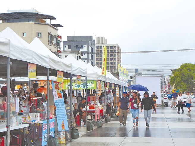 強震重創花蓮觀光，除中央祭出振興方案活絡地方經濟，縣府即日起至8月25日也推出購物節刺激買氣。（羅亦晽攝）