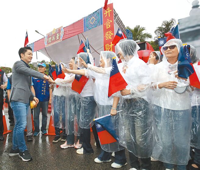 台北市長蔣萬安（左一）2日出席「慶祝黃埔百年全民國防嘉年華」，他表示，黃埔建校一路走來，歷經許多重要戰役，謝謝大家成為守衛中華民國最堅實的後盾。（陳君瑋攝）