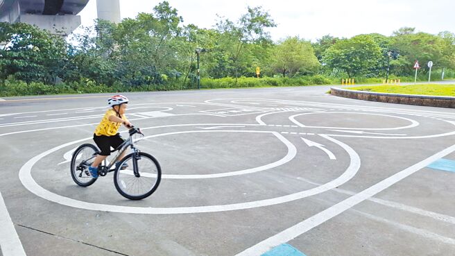 新北市高灘處與財團法人自行車新文化基金會合作，於華江自行車教育園區增設3處供孩童使用的自行車練習場，5月底前已完工啟用。（新北市高灘處提供／陳慰慈新北傳真）