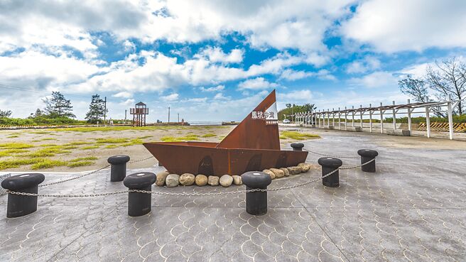 新丰乡凤坑沙湾没有公厕和淋浴空间，也缺乏亮点的造景艺术，县府将办理第2期工程解决，打造「幸福广场」的拍照打卡亮点。（罗浚滨摄）