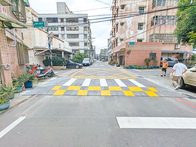 桃園試辦組合式減速平台，1天就能組裝完畢，且平均降速達3成，外縣市也來取經，可望將桃園經驗推廣到全台。（交通局提供／蔡依珍桃園傳真）