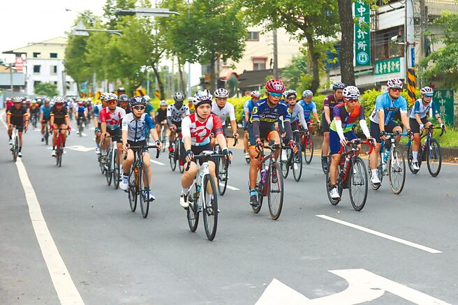 「2024永不放棄一騎來發財紫南宮環縣極限挑戰99.9K」活動，3093名車友奮勇競騎。（南投縣政府提供／張妍溱南投傳真）