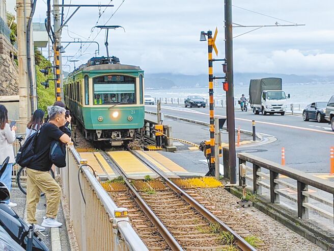 江之岛电铁因《灌篮高手》知名，今年将换上高雄轻轨涂装。（江之电提供／任义宇高雄传真）