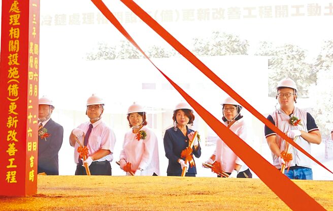 嘉义市肉品市场于2日举行「111至112年冷链处理相关设施（备）更新改善工程」动土典礼，由嘉义市长黄敏惠（左三）亲自主持，农业部畜牧司司长江文全（左二）、立委王美惠（右二）、议长陈姿妏（右三）等各界一同持金铲动土，祈求工程顺利。（吕妍庭摄）