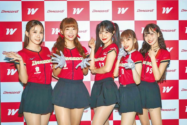 琪琪（左起）、小映、李多慧、霖霖、林襄一起演出新歌MV。（莉奈享务所提供）