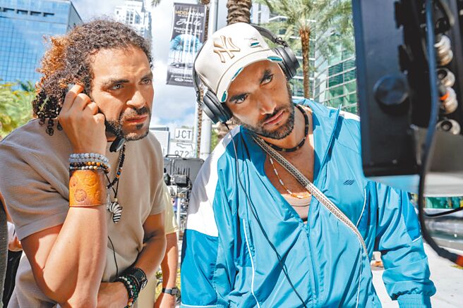 导演阿迪尔（左）、毕拉尔携手合作近15年，默契极佳。（索尼影业提供）