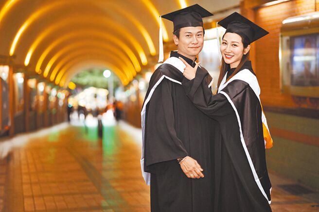 王振復（左）、曾莞婷1日穿上碩士服，出席世新大學畢業典禮。（世新大學提供）