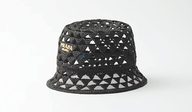 PRADA编织布料渔夫帽，3万2000元。（PRADA提供）