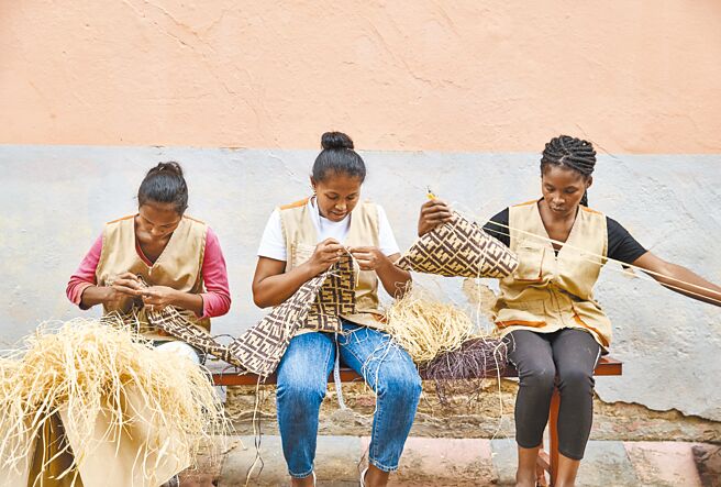 FENDI与马达加斯加社会企业Made For A Woman合作，选用当地棕榈树制作包款，并雇用当地工匠制作，实现品牌对于永续、社会关怀的承诺。（FENDI提供）