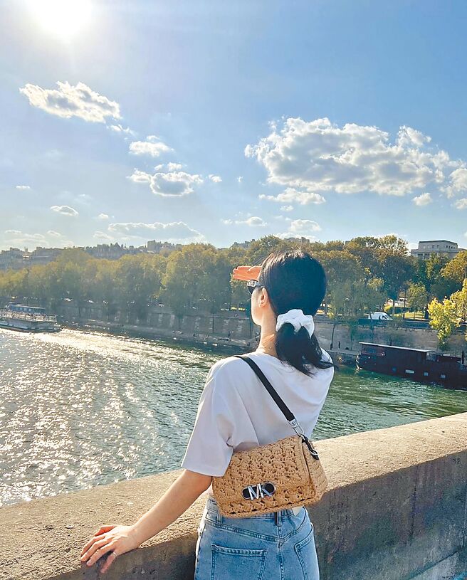 多贤以Michael Kors Parker拉菲草炼带包打造女神好感穿搭。（摘自多贤IG）