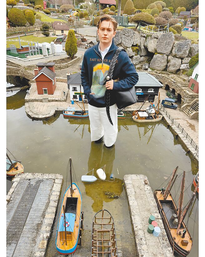 英国鲜肉演员基特康纳入镜Loewe形象广告。（Loewe提供）