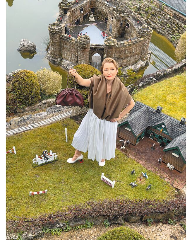 演活《哈里斯夫人去巴黎》的蕾丝莉蔓薇尔，入镜Loewe早秋广告一样是镜头焦点。（Loewe提供）