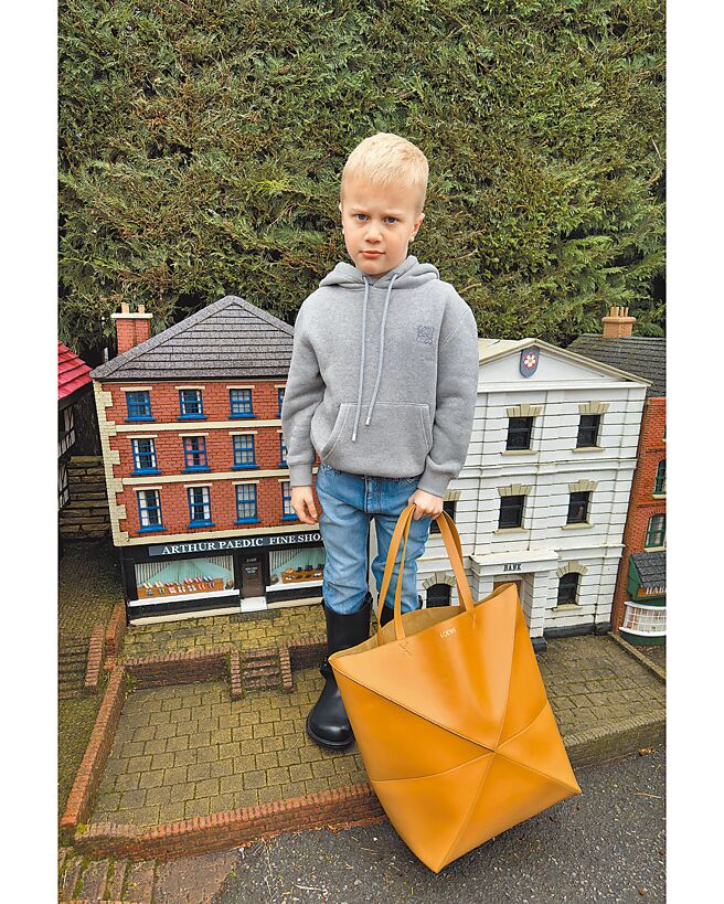 创意总监Jonathan Anderson的亲爱侄子也入镜同乐。（Loewe提供）