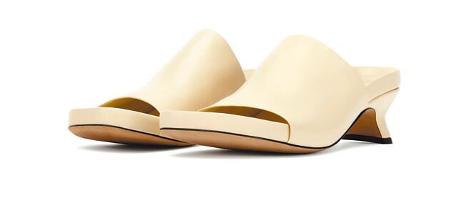 Loewe Ease米白色小羊皮低跟鞋，售价3万7000元。（Loewe提供）