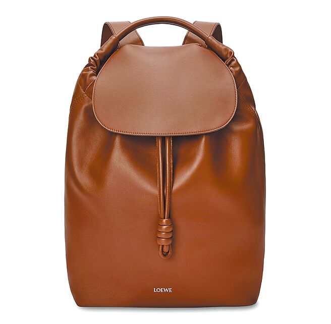 Loewe Flamenco勃根地红小牛皮后背包，售价11万8000元。（Loewe提供）