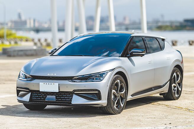 入主Kia EV6送V2L分享器、11kW家充、U-POWER一年免費無限快充、1.5萬元原廠配件金。（台灣森那美起亞提供）