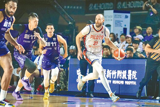 伯朗（右）末節三分球投4中3，貢獻24分、11籃板。（PLG提供）