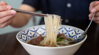 大學周邊狂開1類型餐飲 「配菜無限吃」網不買單：盤子才去