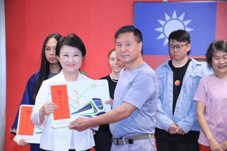 中捷英雄「短褲男」見長髮哥「求救眼神」    3秒奪菜刀、再敲下水果刀