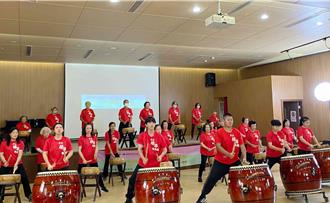 响应端午节公益活动 高职生与长辈击鼓展现共学成果