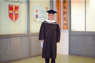 中原大学89岁硕士毕业生 手写9万字论文 竟是教部退休高官