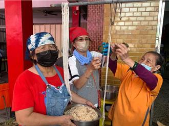 旗山97歲阿嬤捲袖包愛心粽 端午節贈弱勢與獨老