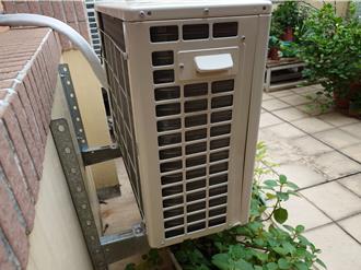 独》天降冷气架砸凹休旅车 冷气师傅曝疏失：一般会拆除