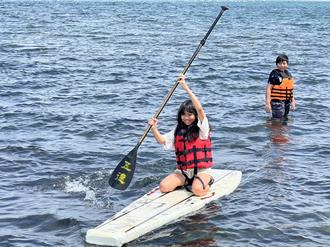 五德國小畢業生手作SUP下水 馬公市長參與擲吉儀式