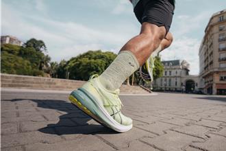ASICS跑鞋进化5亮点对抗炎夏 HOKA藏神秘数字有意涵
