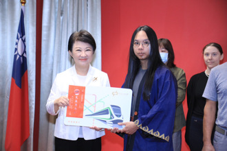 替宅宅平反！長髮哥刻意穿《魔物獵人》外衫 引「芙莉蓮」名句曝心聲