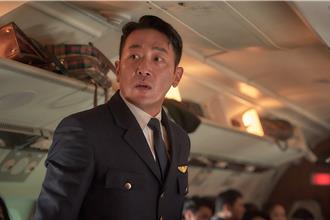 3萬英呎高空對決呂珍九！河正宇拍完《亡命機劫》喊超累
